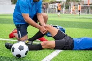 Lee más sobre el artículo Cómo evitar lesiones comunes en fútbol