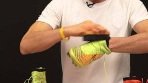 Lee más sobre el artículo Cómo limpiar tacos después de fútbol